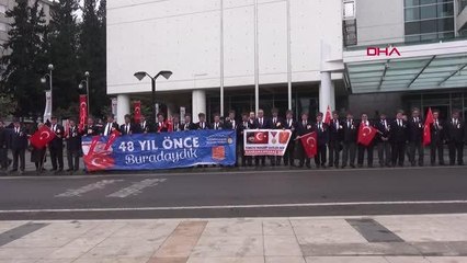 2 ARKADAŞININ GÖNDERE ÇEKERKEN ŞEHİT OLDUĞU BAYRAĞA, 48 YIL SONRA SELAM DURDU