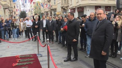 İSTİKLAL CADDESİ'NDE PATLAMADA ÖLENLERİN ANISINA KARANFİL BIRAKILDI
