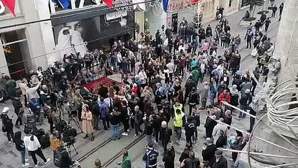 Beyoğlu'nda patlamanın yaşandığı yere karanfil bırakıldı