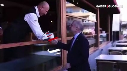 Ümit Özdağ kendisine ikizi kadar benzeyen esnafla tokalaştı, şaşkınlığını gizleyemedi