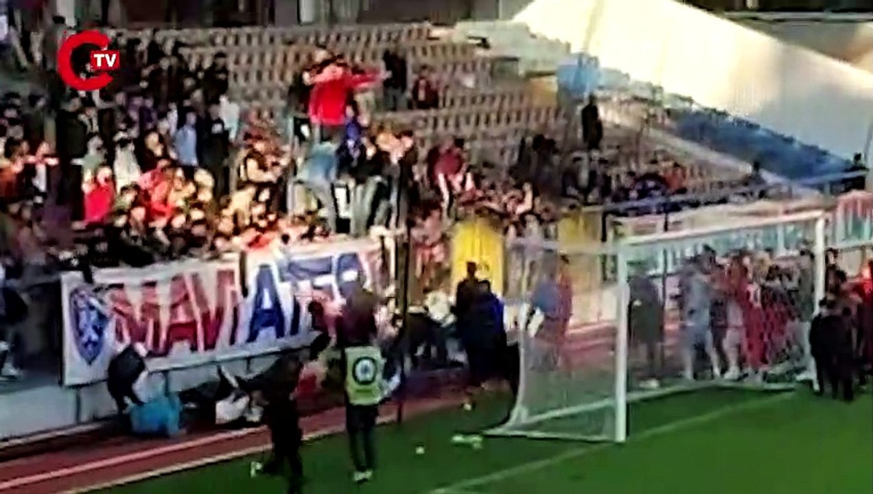 Karabük'te tribün güvenlik filesinin kopmasıyla sahaya düşen 6 taraftar yaralandı