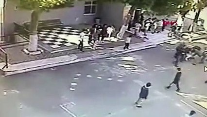 Soluk borusuna ekmek kaçan çocuğu öğretmenleri kurtardı