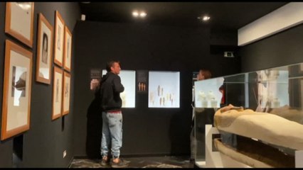 Olio e sangue finti sulle teche al Museo Egizio di Barcellona