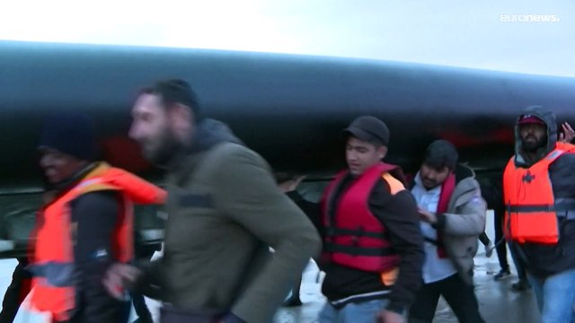 فرنسا وبريطانيا توقعان على اتفاق للحد من عبور المهاجرين بحر المانش