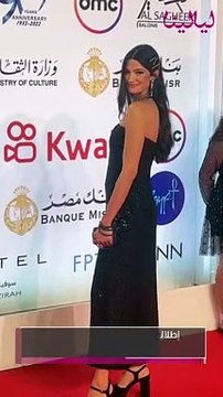 تارا عماد بإطلالة سوداء لامعة والنجم سيد رجب والمخرج هادي الباجوري ومريم الخشت وغيرهم من على ريد كاربت افتتاح مهرجان القاهرة السينمائي
