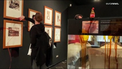 شاهد: نشطاء يحتجون في المتحف المصري ببرشلونة ضدّ كوكاكولا ورعايتها مؤتمر كوب27