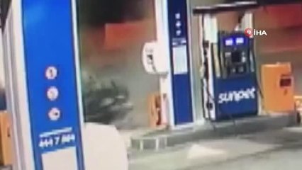 Manevra yapan otomobil takla atarak akaryakıt istasyonuna böyle girdi