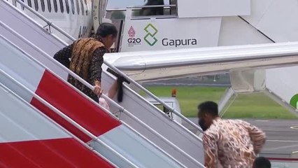 La primera dama de Indonesia se cae al salir del avión a su llegada al G20