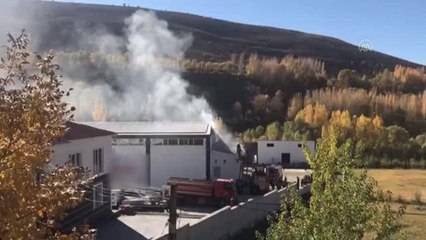 Su fabrikasında çıkan yangına müdahale ediliyor