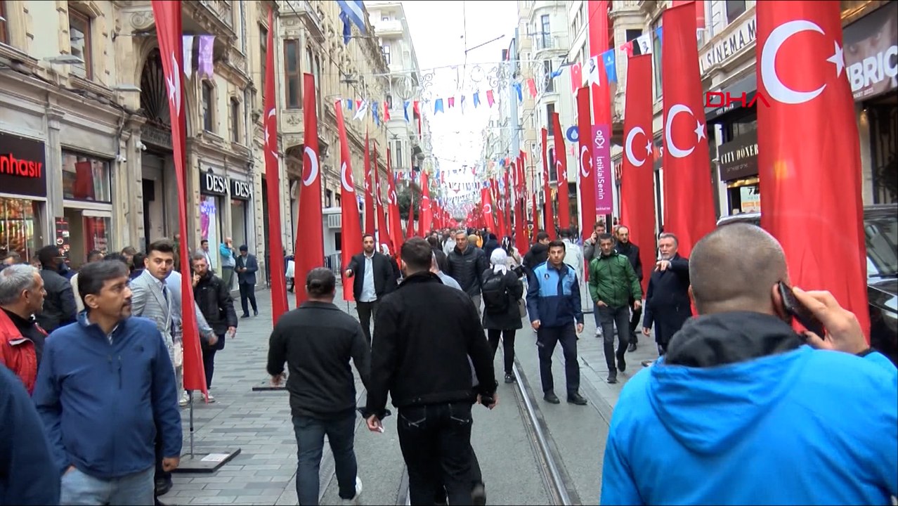 İstiklal Caddesi Türk bayraklarıyla donatıldı