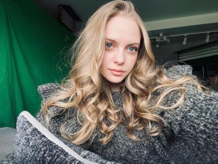 Oyuncu İpek Filiz Yazıcı, kendisine ikizi kadar benzeyen kız kardeşiyle art arda pozlarını paylaştı