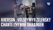 En visite dans la ville libérée de Kherson, Zelensky chante l'hymne ukrainien