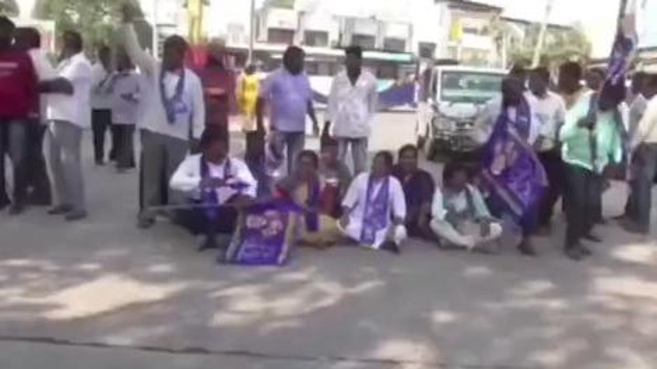 పెద్దపల్లి: ఇసుక లారీలు నిలిపివేయాలంటూ ధర్నా