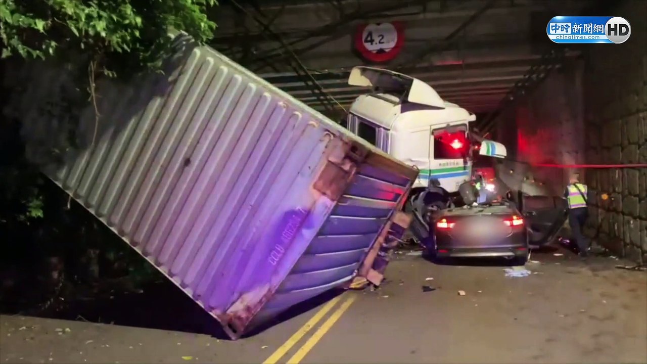 太驚悚！貨櫃車衝落國道邊坡 路過轎車遭壓爛