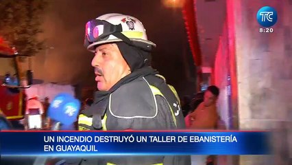 100 bomberos apagaron un incendio en un taller de ebanistería en el Guasmo
