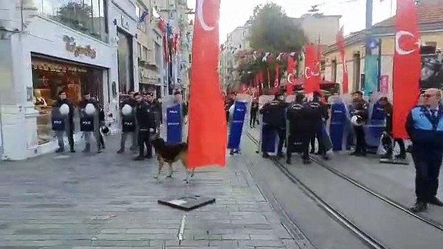 Ümit Özdağ İstiklal Caddesi'ne giriş yaparken polisin barikat kurduğu anlar