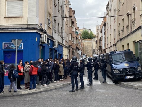Desahuciada una mujer de 67 años, junto a su hija embarazada, su hija con cáncer y sus cuatro nietos menores en Madrid