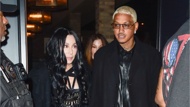 GALA VIDEO - Cher amoureuse à 76 ans : qui est Alexander Edwards, son petit ami de 36 ans ?