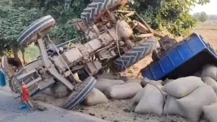 మానకొండూర్: అదుపు తప్పి బోల్తా కొట్టిన ట్రాక్టర్ .. చెల్లాచెదురుగా ధాన్యం బస్తాలు