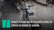 Banksy plasma una de sus obras sobre un edificio en ruinas de Ucrania
