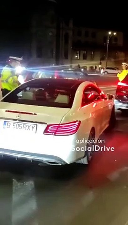 Ce conducteur ne veut vraiment pas se faire contrôler par la police