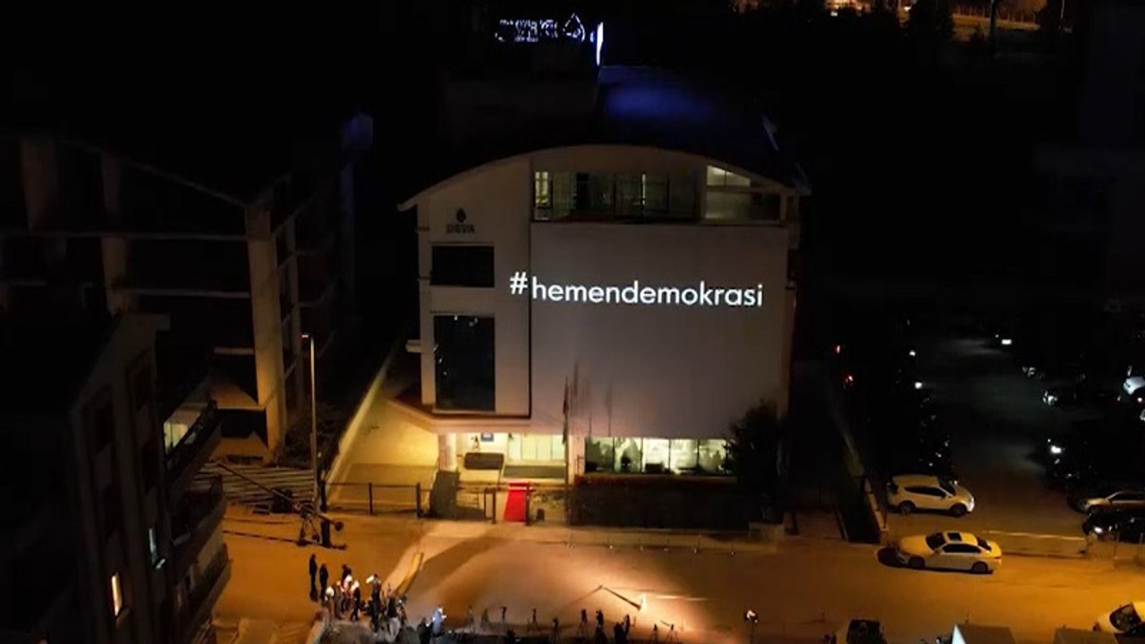 DEVA Partisi Genel Merkezi'ne "Hemen Demokrasi" vurgusu yansıtıldı