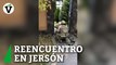 Un soldado ucraniano se reencuentra con su abuela en Jersón tras meses de ocupación rusa