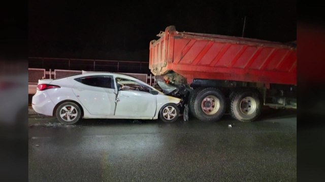 승용차 앞서가던 화물차 추돌...40대 운전자 부상 / YTN