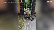 Soldato ucraino entrato a Kherson dopo la ritirata dell’esercito russo
