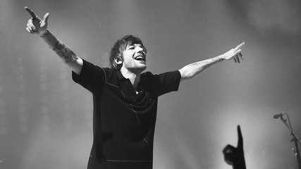 Former One Direction star Louis Tomlinson cancels signing sessions after breaking arm