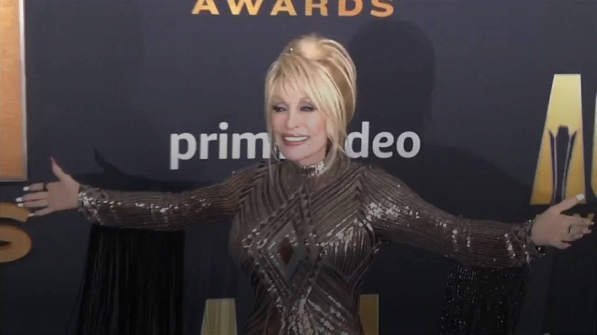 ⁣Jeff Bezos Gives Dolly Parton $100 Million Award
