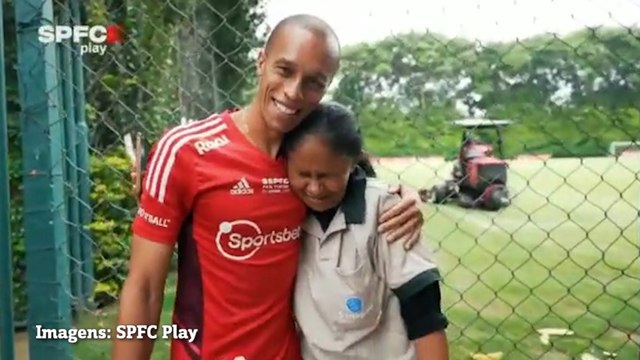 Emocionante! Miranda se despede de funcionários e jogadores do São Paulo
