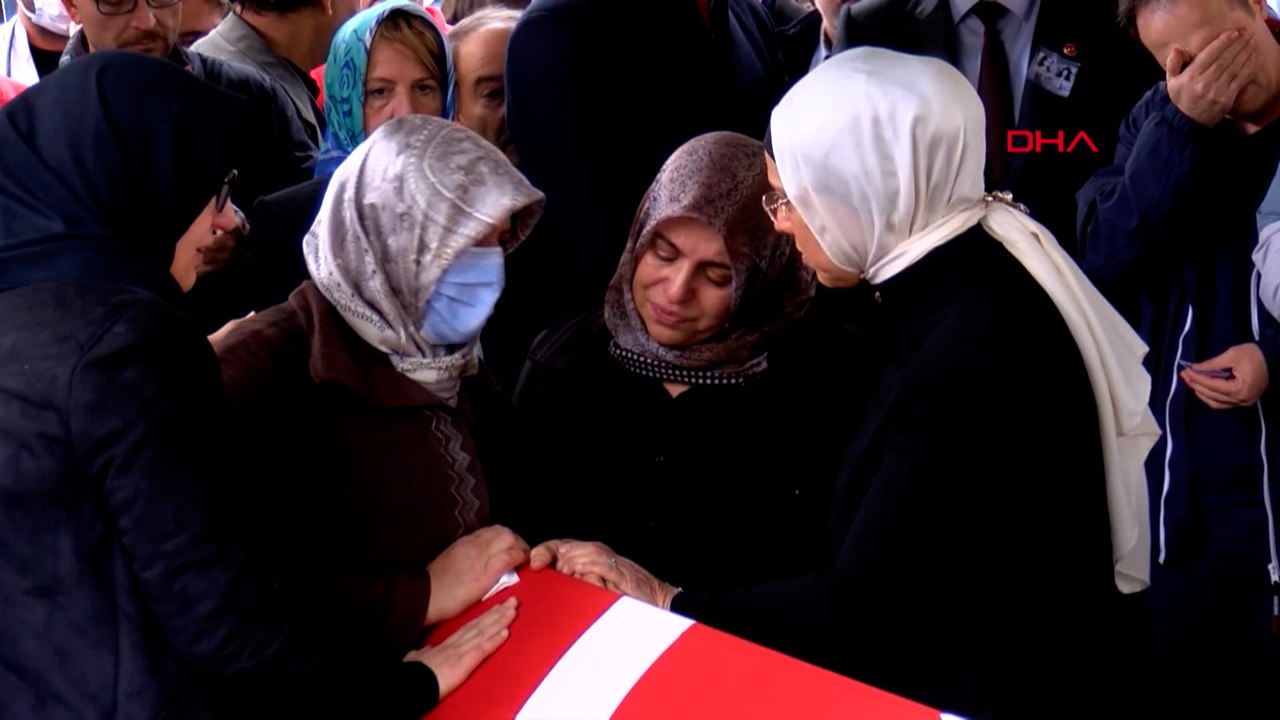 Bombalı saldırıda hayatını kaybeden Arzu Özsoy ile kızı Yağmur toprağa verildi