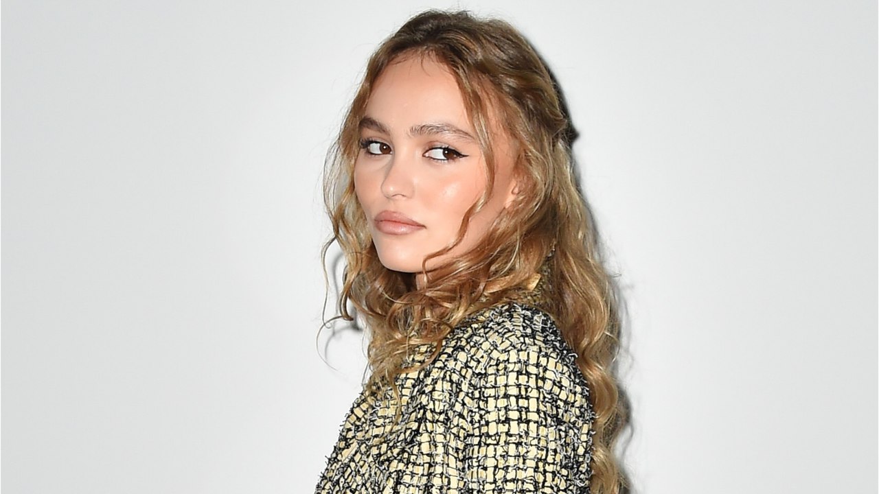 GALA VIDEO - Lily-Rose Depp “protégée” par ses parents Johnny Depp et Vanessa Paradis : “Mon enfance ne ressemblait pas à l'enfance”