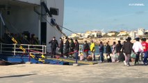 Migranti: sbarchi in Sicilia e Calabria, tensioni a Ventimiglia