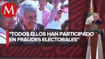 AMLO exhibe a “cartelera de demócratas” durante marcha en defensa del INE