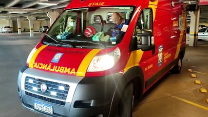 Homem cai de motocicleta em estabelecimento e fica ferido