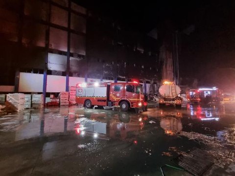 PLASTİK FABRİKASININ DEPOSUNDA ÇIKAN YANGIN MADDİ HASARA NEDEN OLDU