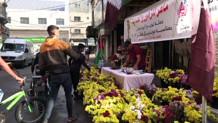 شاهد: توزيع 30 ألف زهرة مجاناً في غزة احتفالاً بمونديال قطر 2022