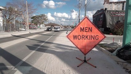 Migrantes latinoamericanos reconstruyen la zona devastada por Ian en Florida