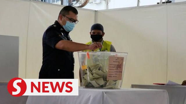 GE15: Wet weather fails to stop early voters from casting ballots in Penang