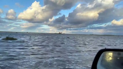 Sandbag delivery to Maude shows paddocks transformed into inland sea | November 15, 2022 |