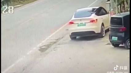 Kontrolden çıkan Tesla dehşet saçtı! 2 ölü