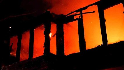 Geceyi alevler aydınlattı, tarihi ahşap bina alev topuna döndü