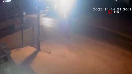 Hafif ticari araç motosikletle kafa kafaya çarpıştı: 1’i ağır 2 yaralı