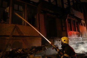 Edirne'de çıkan yangında iki katlı ahşap bina kullanılamaz hale geldi