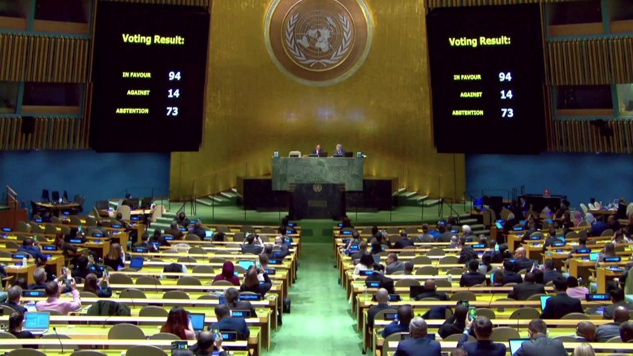 유엔 총회, '우크라 침공' 러시아에 배상 책임 결의안 채택 / YTN