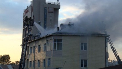 Tuzla’da 4 katlı binanın çatısı alev alev yandı