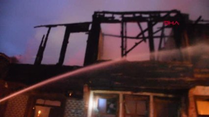 EDİRNE'DE 2 KATLI AHŞAP BİNA YANDI