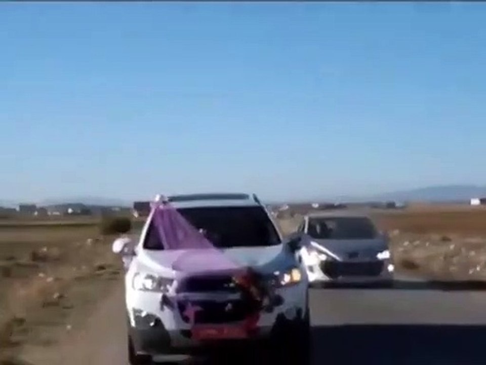 Toros araba ile düğün konvoyu yaparken arabayı yaktilar